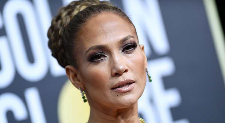 ¿Es un regalo? Jennifer López se hace viral gracias a su exagerado look en los Golden Globes