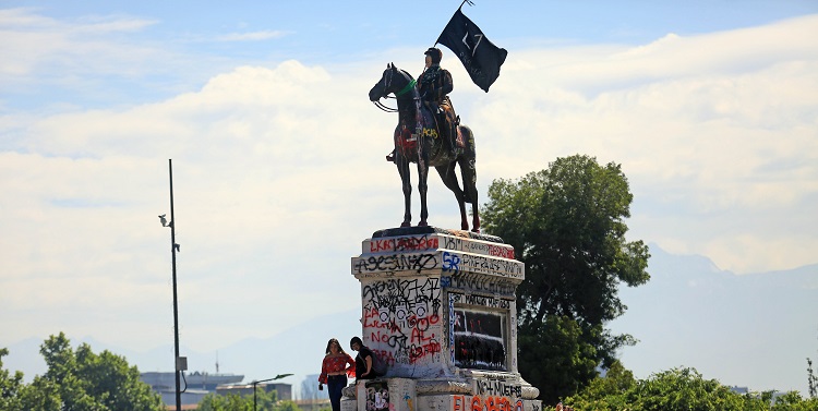 Monumento al general Baquedano no se moverá de Plaza Italia: retirarán objetos peligrosos