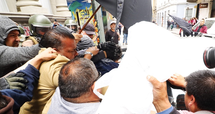 Alcaldesa Reginato fue atacada por manifestantes tras declarar en juicio por abandono de deberes