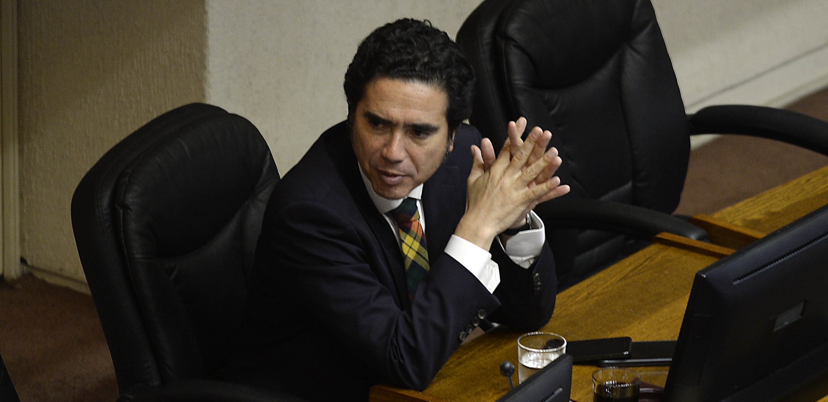 Desató bromas: ministro Briones aseguró que Netflix compite con 