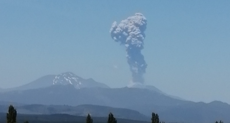 Captan el impactante momento en que se ve pulso eruptivo del volcán Nevados de Chillán