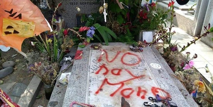 Denuncian ataque a tumba del cantautor Víctor Jara: fue rayada con mensajes ofensivos