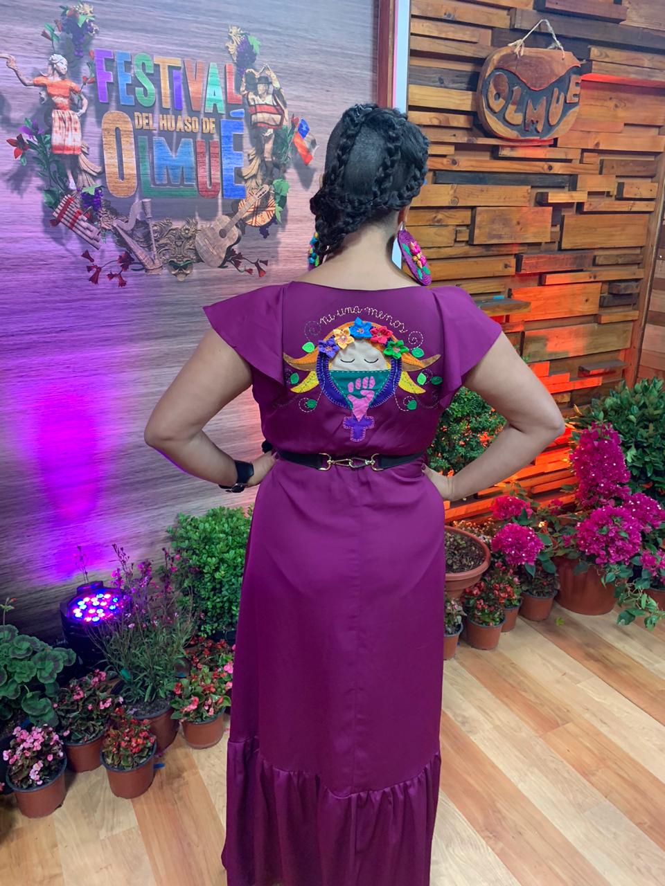 Presidenta del jurado de Olmué ‘la Chinganera’ deslumbra con un look feminista: “Ni una menos”