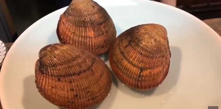 Grupo de personas pidió almejas para comer y llegaron vivas a la mesa: intentaron escapar del plato