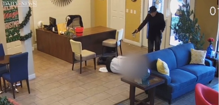 Crudo registro: anciano de 93 años disparó a gerente de edificio tras inundación en su departamento