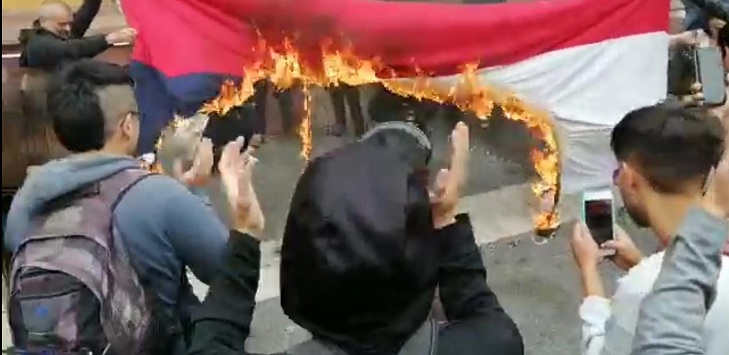 Manifestantes protagonizan incidentes en las afueras de Intendencia de Valparaíso: quemaron bandera