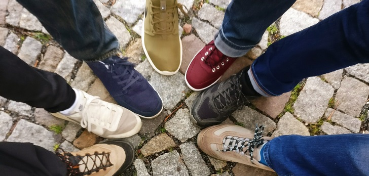 ¿Traje con zapatillas? Conoce el tipo de calzado ideal para estar cómodo y lucir bien