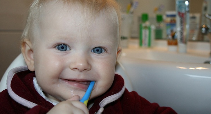 Dentista infantil explicó el por qué los niños no deben usar agua al cepillarse los dientes