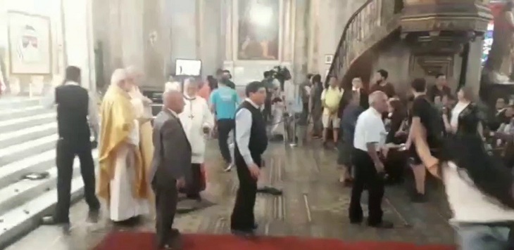 Manifestantes lanzan cartuchos vacíos de lacrimógenas en medio de misa en Catedral de Santiago