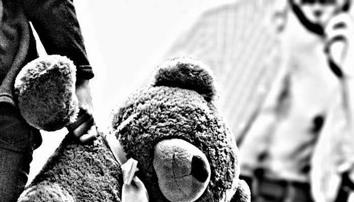 Niña de Tarapacá fue abusada por su padrastro, madre y hermanastro: quedó embarazada de este último