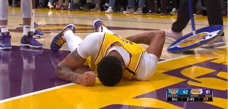 Figura de Los Ángeles Lakers protagonizó aparatosa caída en la NBA: sufrió duro golpe en la espalda