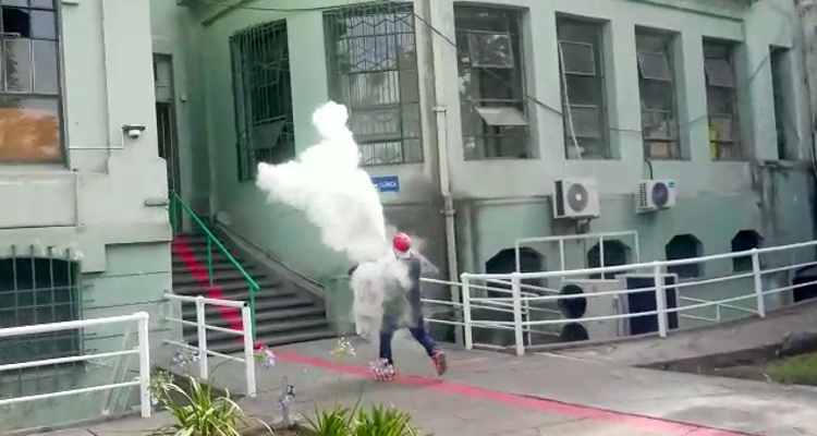 Familiares causan destrozos en SML de Independencia por tardanza en entrega de cuerpos debido a paro