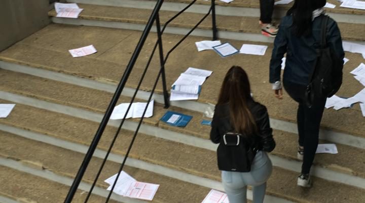 Congelan PSU en sede de Universidad de Valparaíso en Reñaca: estudiantes lanzaron facsímiles
