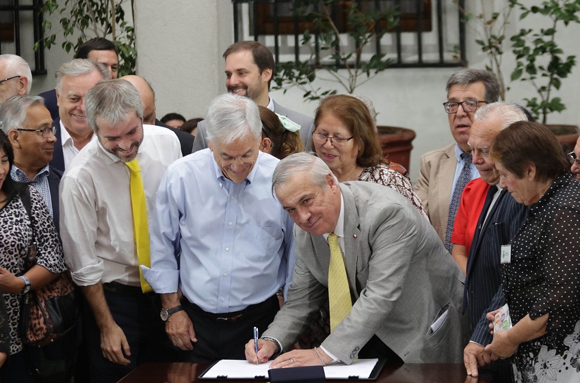 Piñera firma reforma a Fonasa: establece tiempos máximos de espera y reducir costo de medicamentos