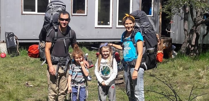 De Puerto Varas a Ushuaia: padres mochilean con sus dos hijos para entregar un importante mensaje