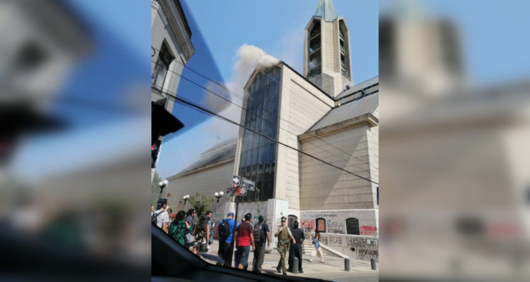 Incendio afecta a catedral de Valdivia: en redes comparten impactantes registros