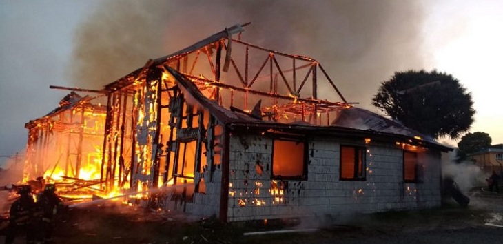 Incendio destruye en su totalidad Iglesia San Francisco de Ancud: investigan origen del fuego
