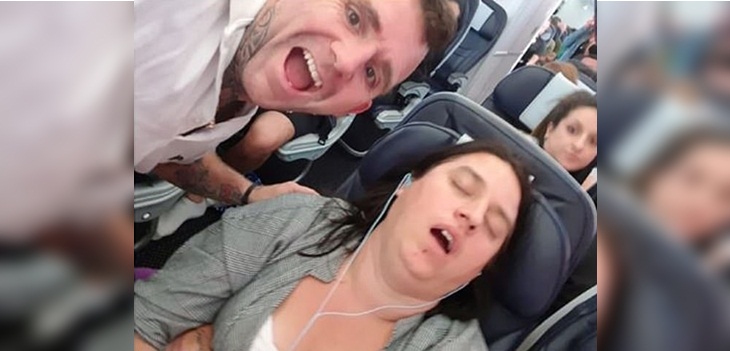 Hombre se tomó selfie con su pareja roncando y se tatuó la imagen para molestarla de por vida