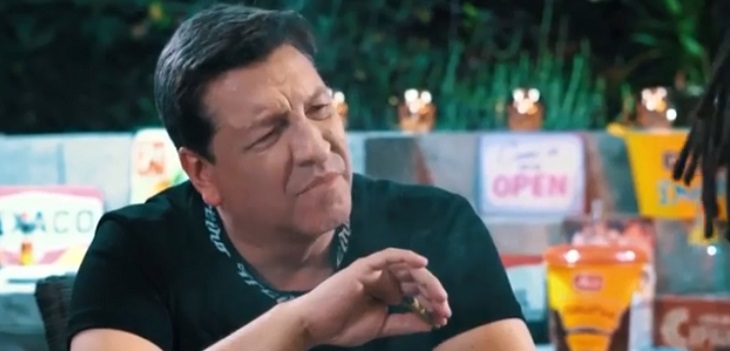 Julio César fuma marihuana con Pablo Chill-E en estreno de su nuevo programa 'La Junta'