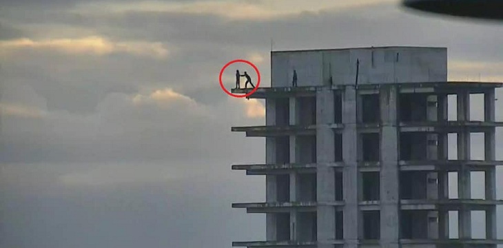 Dramático registro muestra a hombre a punto de saltar al vacío en México: policía llegó a tiempo