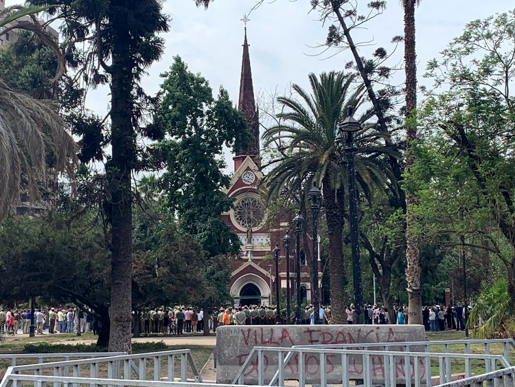 Insultos y consignas: tensión marca misa de desagravio para familias de mártires de Carabineros