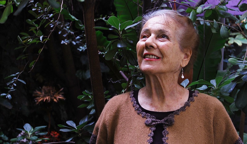 Destacada escritora Mónica Echeverría muere a los 99 años: pidió ser despedida con parche en el ojo