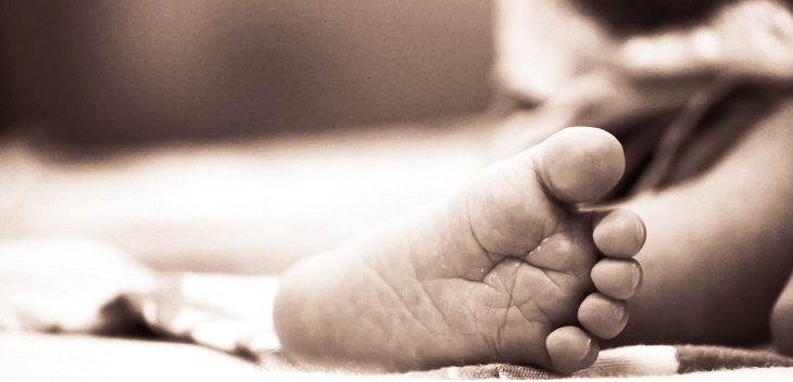 Madre rusa dejó morir de hambre y sed a hija de 3 años: se fue de fiesta y la abandonó una semana