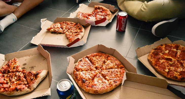 Repartidor de pizza arriesga hasta 18 años por escupir en pedido antes de entregarlo