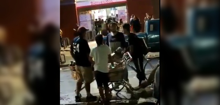 Turbas saquearon dos supermercados en Quilicura en medio de protestas por muerte de hincha en Macul