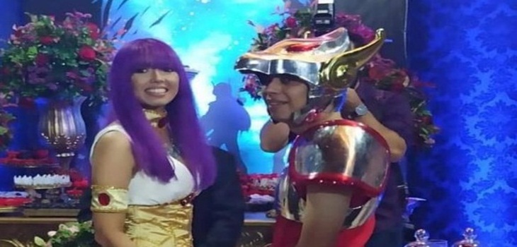 Dame tu fuerza para dar el sí: pareja se vuelve viral tras casarse como 'Los Caballeros del Zodiaco'