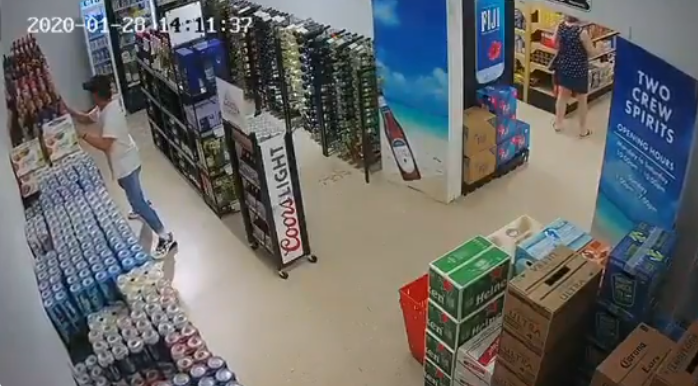 Hombre intentó salvar estante con cervezas en medio de terremoto en Jamaica: resultado es viral