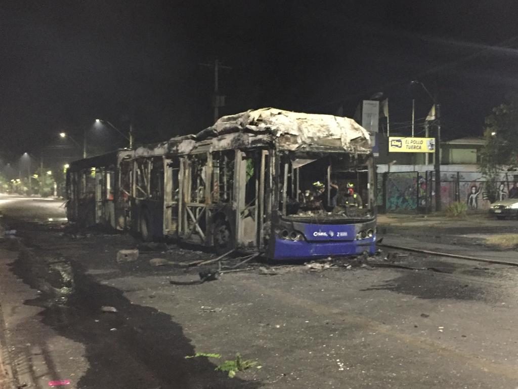 Desconocidos incendian tres buses del Transantiago en medio de protestas en Recoleta