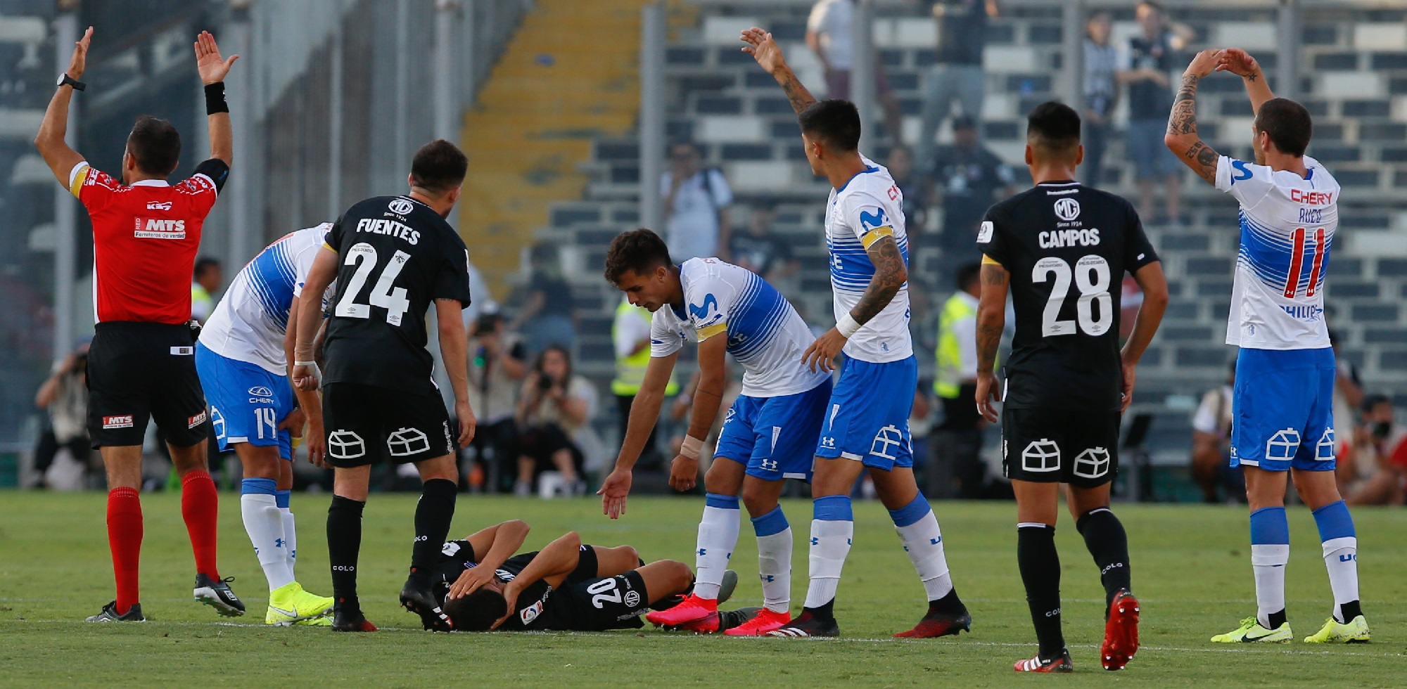 Suspendieron partido de Colo Colo y UC: Blandi fue herido por fuego artificial lanzado a la cancha