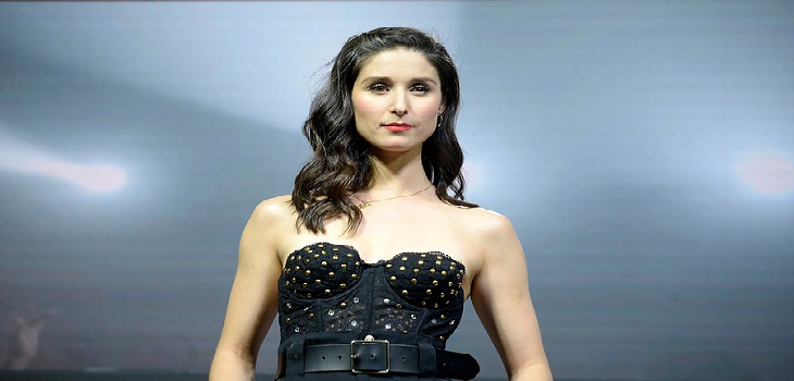 Francisca Valenzuela pide una cacerola y cuchara de palo para uno de sus músicos en Viña 2020