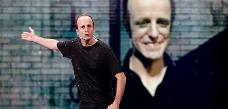 ¿Se enojó? Concejal UDI busca retirar estatua de Stefan Kramer del Museo de Cera de Las Condes