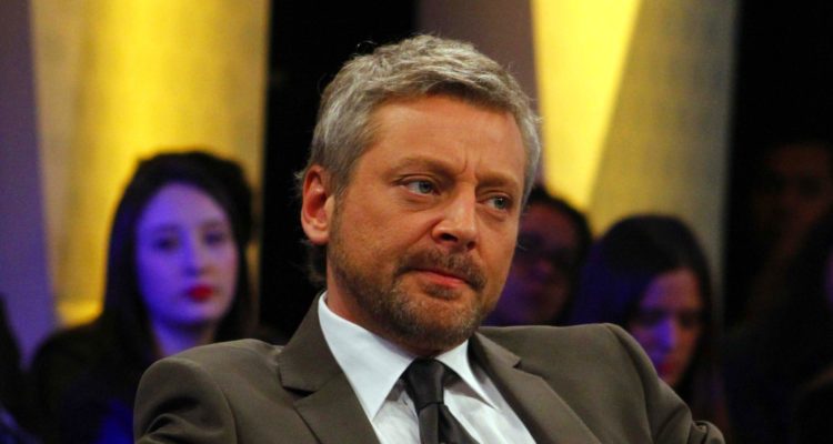 Periodista Juan Manuel Astorga sufre robo de su automóvil mediante violenta encerrona en Vitacura