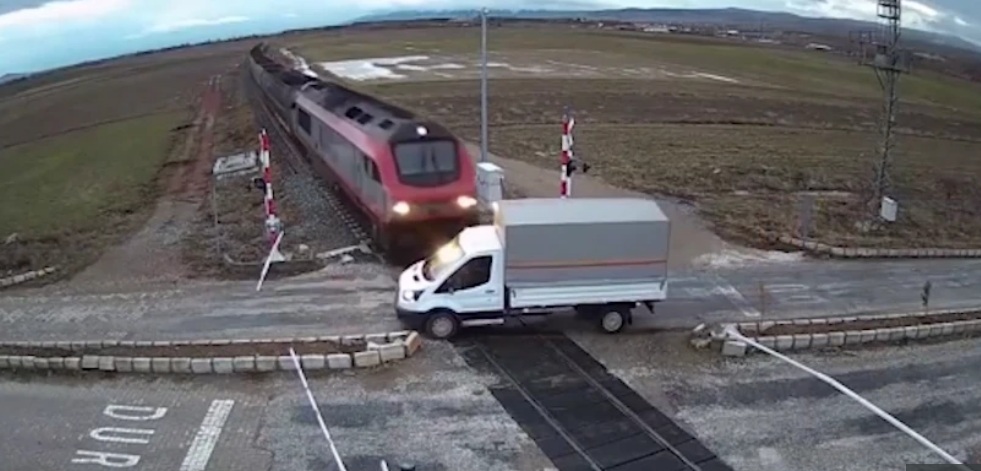 Registran impactante momento en que tren arrolló a camión que traspasó barrera: chofer sobrevivió