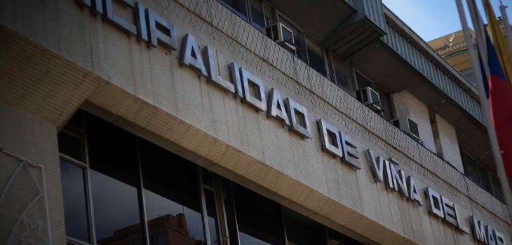 Encapuchados atacaron Municipalidad de Viña del Mar: vandalizaron ventanas y puertas