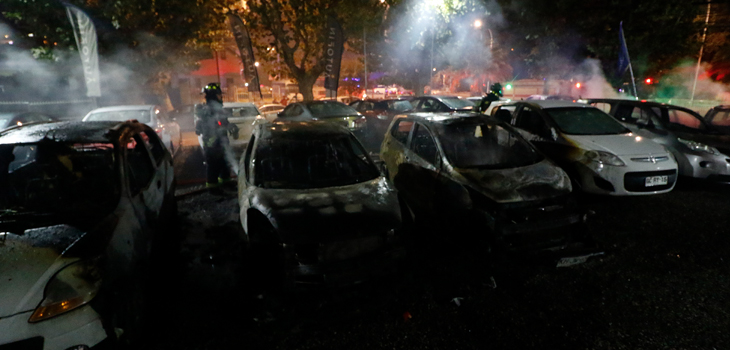 Turba atacó automotoras en Viña del Mar: arrojaron y quemaron vehículos