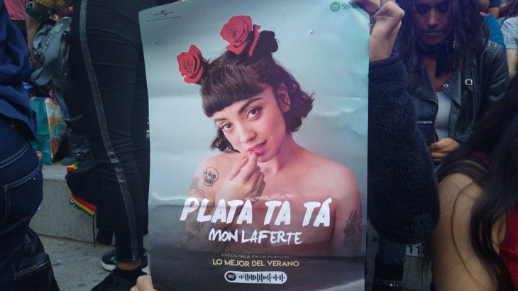 El nuevo uso de los póster de Mon Laferte que le regalaron al público de Viña: ahora son carteles