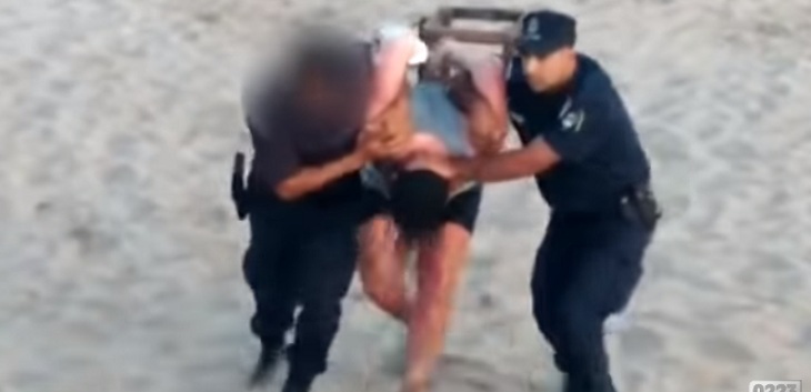 Pareja enterró a su hija de 2 años en la playa para tener sexo en el mar: niña presentaba insolación