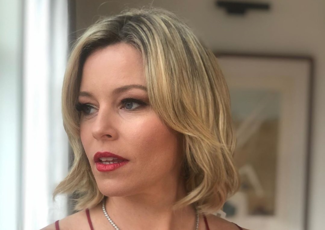 16 años después e igual de espléndida: Elizabeth Banks repitió escotado vestido rojo en los Oscar