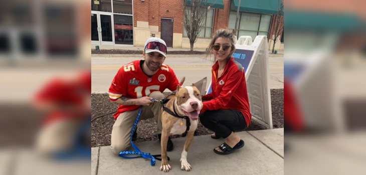 Jugador que ganó el Super Bowl celebró realizando noble gesto a centro de adopción de mascotas