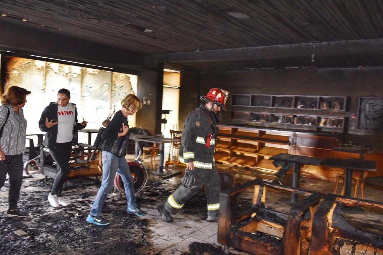 Incendio afectó a Café Literario de Providencia: Evelyn Matthei aseguró que habría sido intencional