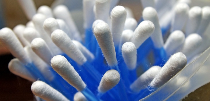 Hombre introdujo cotonito en su oído y se desprendió el algodón del extremo: casi queda sordo