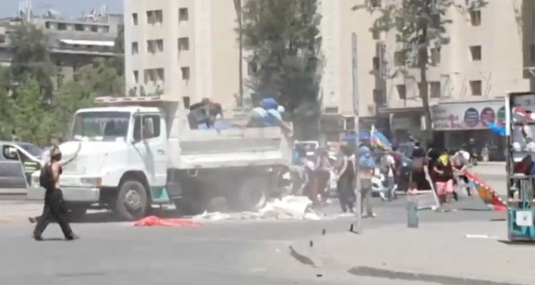 Gobierno confirmó expulsión de extranjero que lanzó escombros en Plaza Italia durante protesta