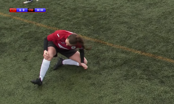 Brutal: futbolista escocesa que se dislocó la rodilla volvió a jugar tras acomodársela a golpes