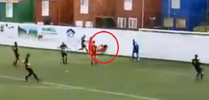 Estremecedor choque de futbolista con muro de cemento preocupó en España: se fracturó ambas muñecas