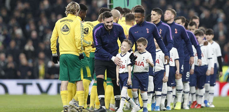 Escándalo en la Premier: clubes cobran altas sumas para que niños ingresen con jugadores a la cancha