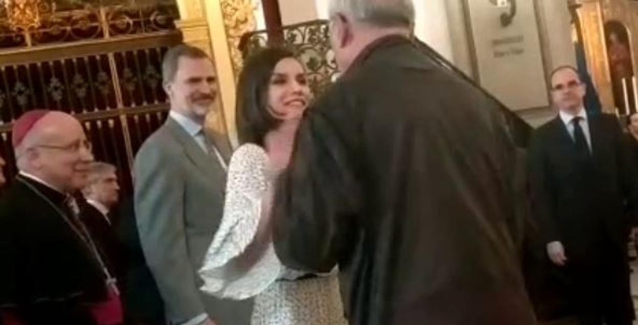 Reina Letizia rompió el protocolo y tuvo cariñoso gesto con excompañero de TVE durante acto oficial